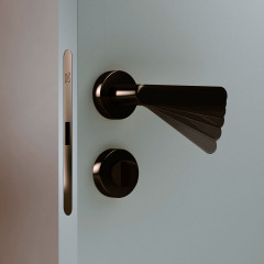 KRONA KOBLENZ  Замок магнитный с доводчиком дверной ручки под сантехническую завертку бронза