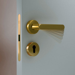 KRONA KOBLENZ  Замок магнитный с доводчиком дверной ручки под цилиндр матовое золото